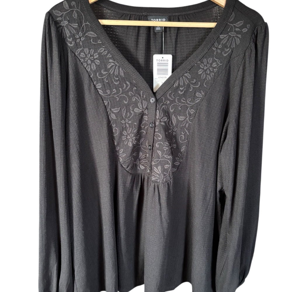 🆕🆕Torrid Black Floral Embroidered Women's Top